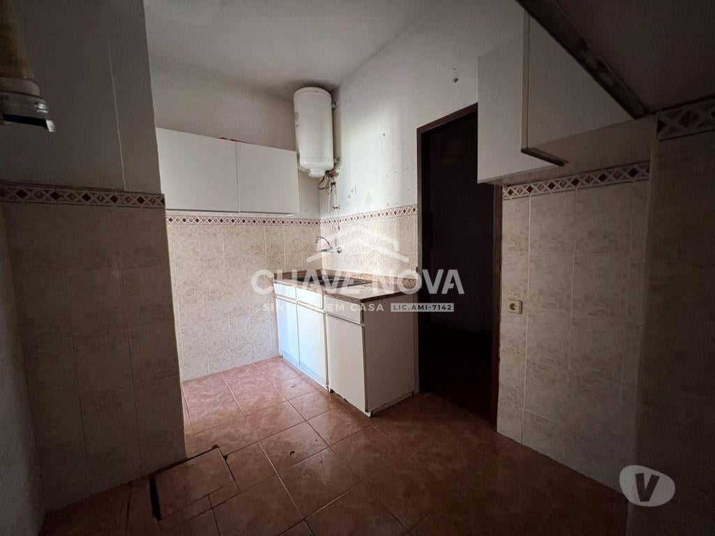 Comprar Loja Porto - Fotos para Prédio Habitacional para recuperar com projeto de arquitetura...