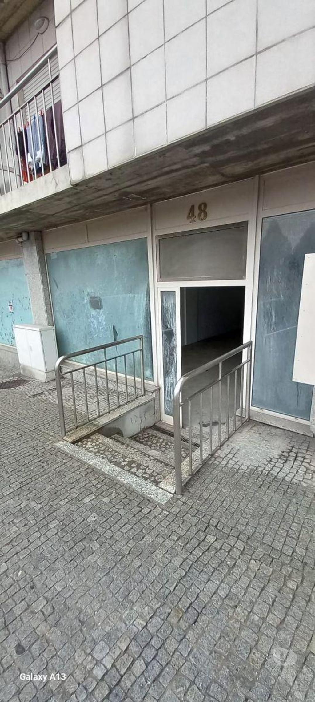 Comprar Loja Paredes - Fotos para Excelente loja em Cete Paredes frente à estação dos...