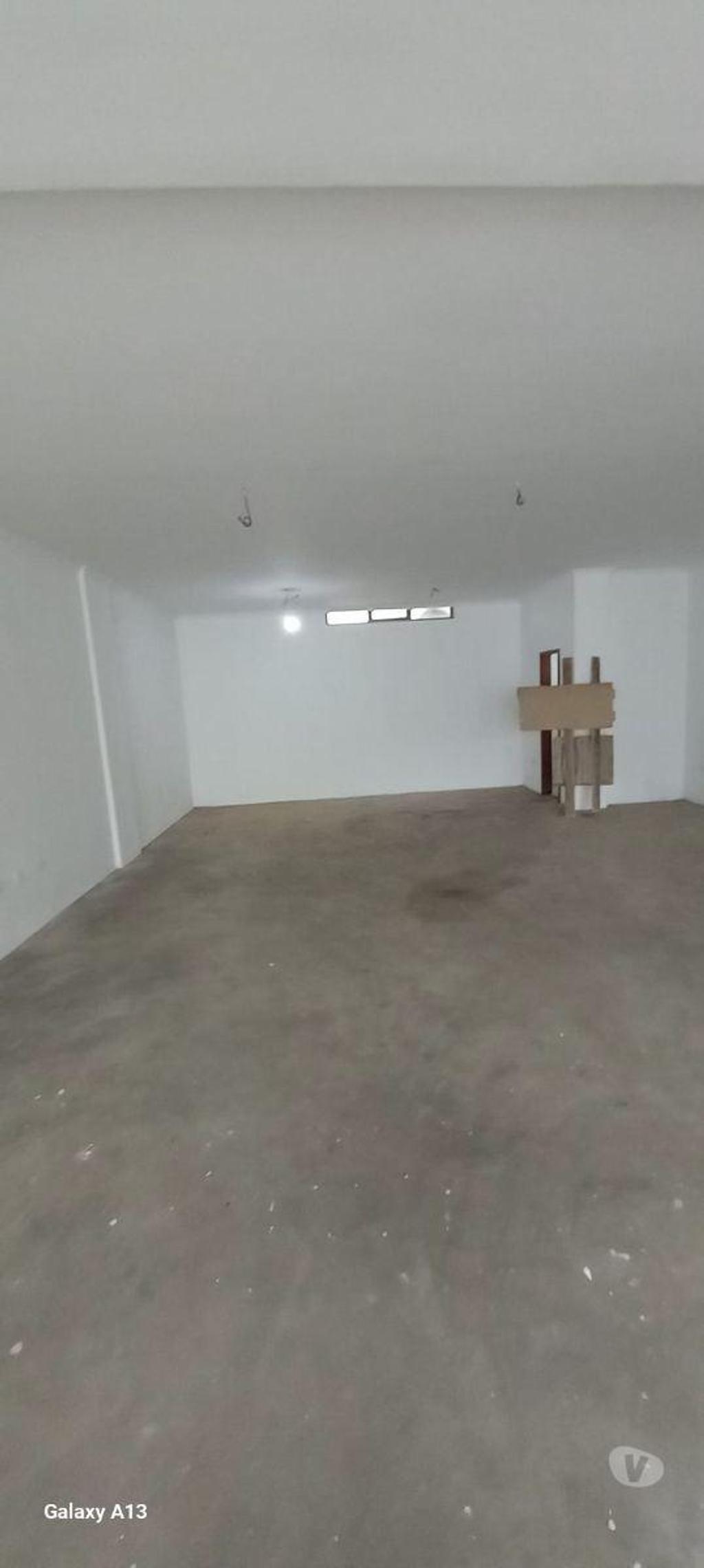 Comprar Loja Paredes - Fotos para Excelente loja em Cete Paredes frente à estação dos...