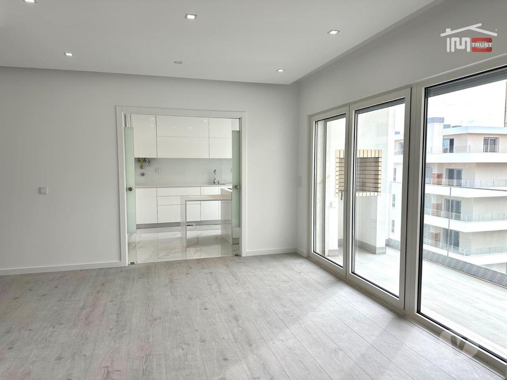 Apartamentos a venda Montijo - Fotos para Incrivel Apartamento T3 com Varandas, Garagem e Arrecadação