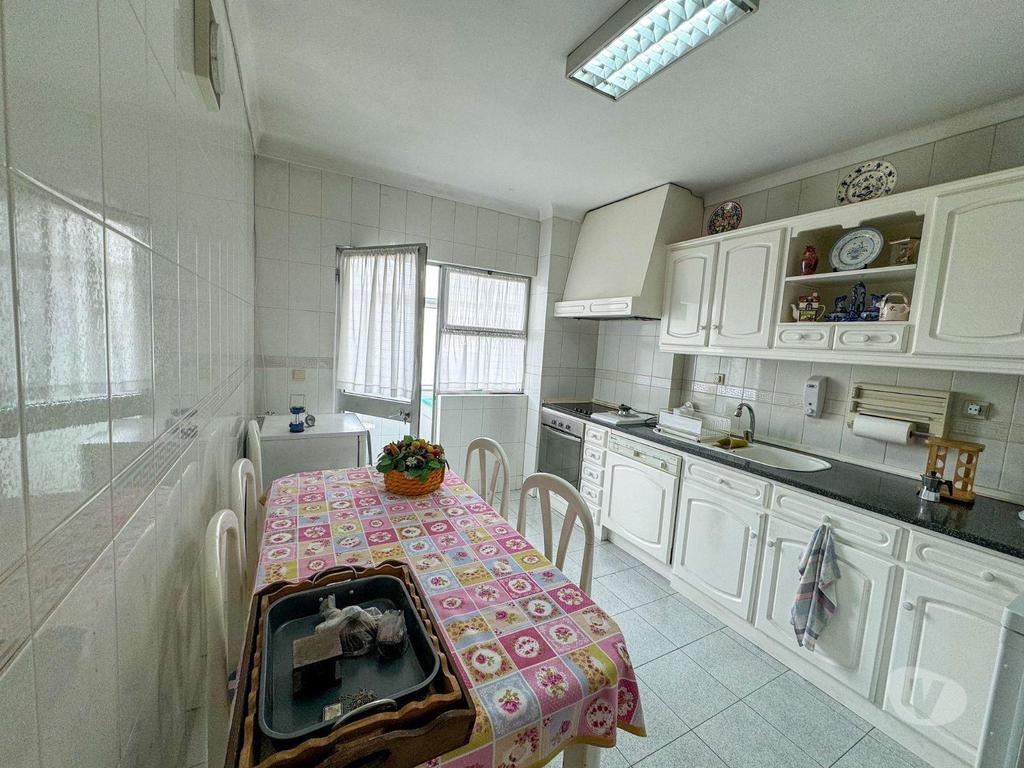 Apartamentos a venda Vila Nova de Gaia - Fotos para Apartamento T2+1 com varanda e garagem - 700m da estação de