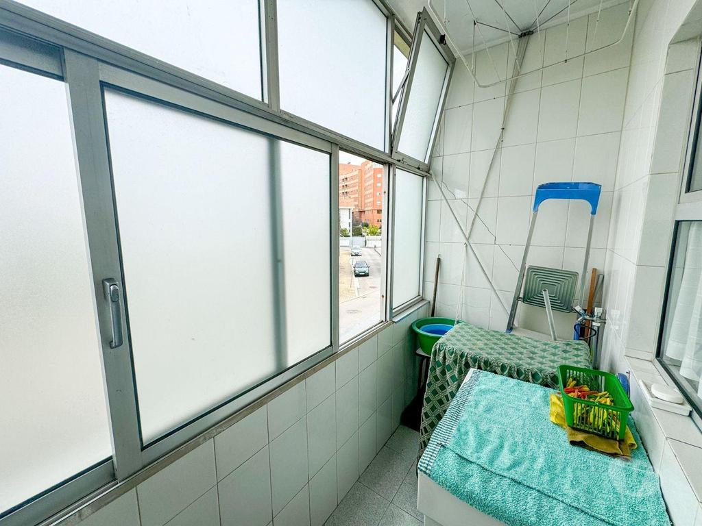Apartamentos a venda Vila Nova de Gaia - Fotos para Apartamento T2+1 com varanda e garagem - 700m da estação de