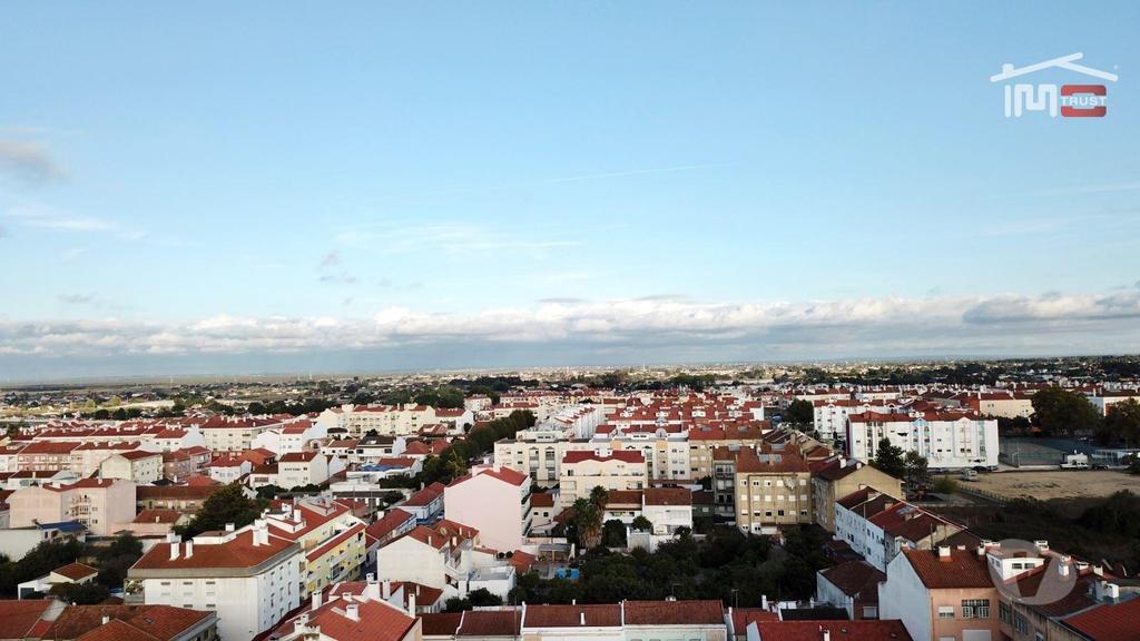 Apartamentos a venda Palmela - Fotos para Fantástico Investimento - Moradia com Quintal e Licença de