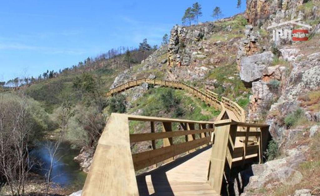 Comprar Loja Vila de Rei - Fotos para Terreno para Construção com 986 m² em Penedo - Vila de Rei:...
