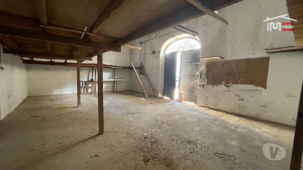Apartamentos a venda Montijo - Fotos para Moradia Inacabada com Armazém, Logradouro e Telheiro - Centro do