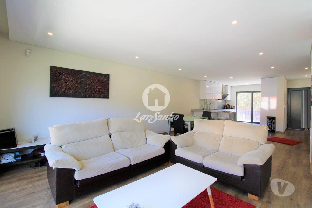 Apartamentos a venda Vila Nova de Famalicão - Fotos para Moradia M4 como nova com G.F. p 4 carros em Gondifelos