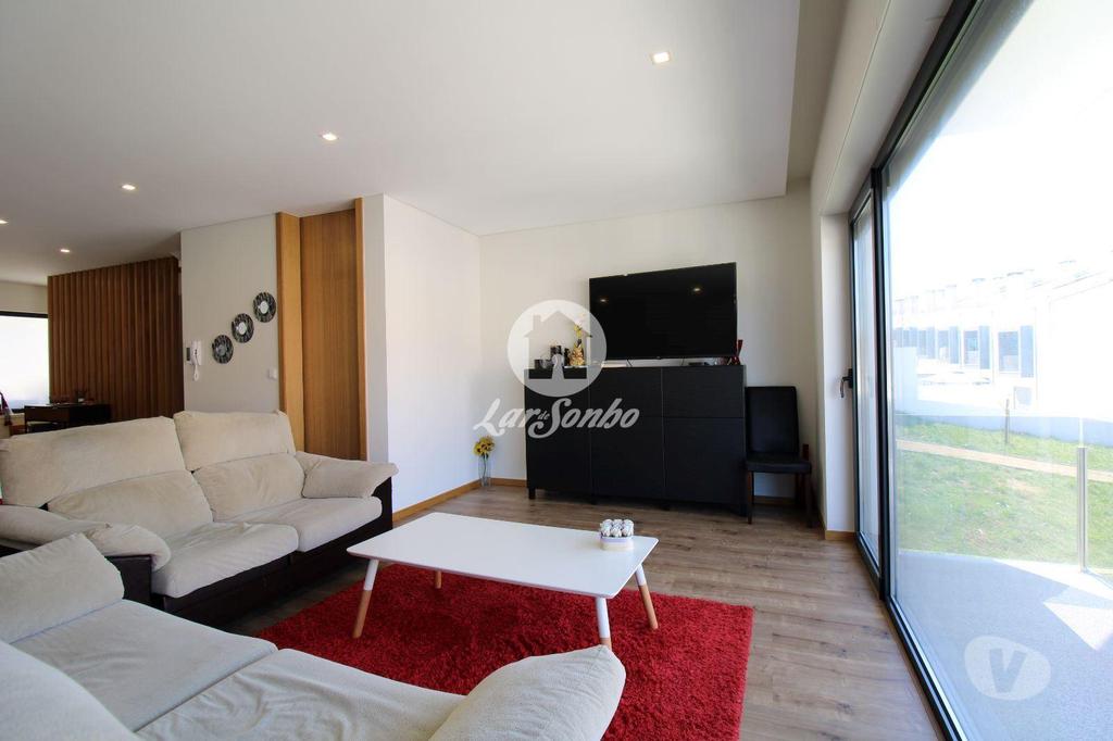 Apartamentos a venda Vila Nova de Famalicão - Fotos para Moradia M4 como nova com G.F. p 4 carros em Gondifelos