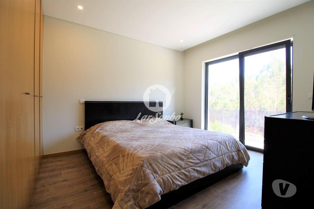 Apartamentos a venda Vila Nova de Famalicão - Fotos para Moradia M4 como nova com G.F. p 4 carros em Gondifelos