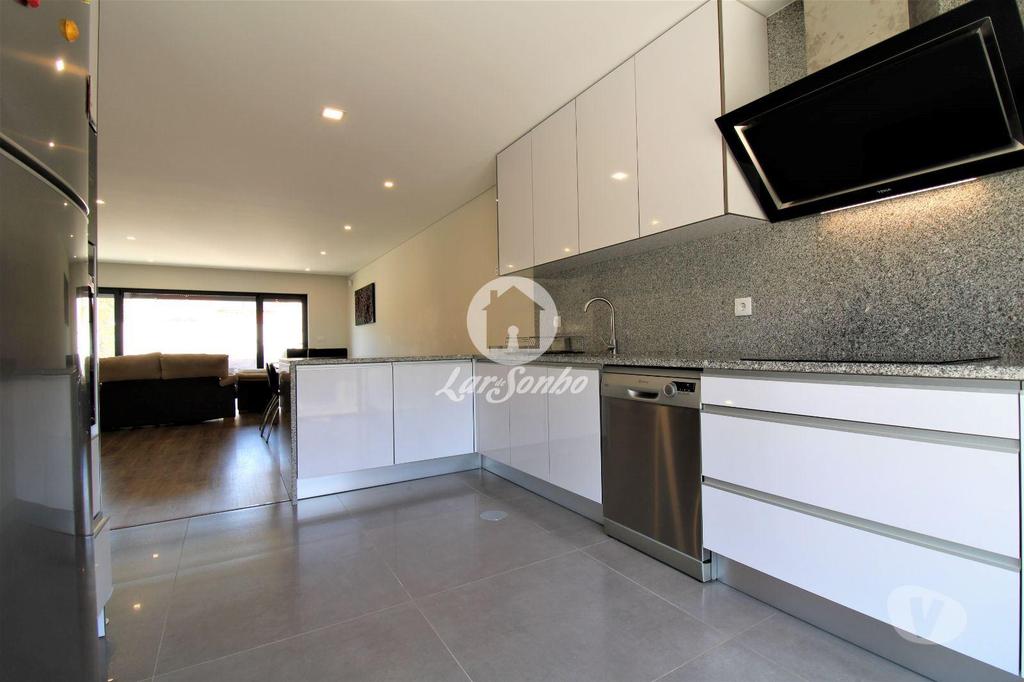 Apartamentos a venda Vila Nova de Famalicão - Fotos para Moradia M4 como nova com G.F. p 4 carros em Gondifelos