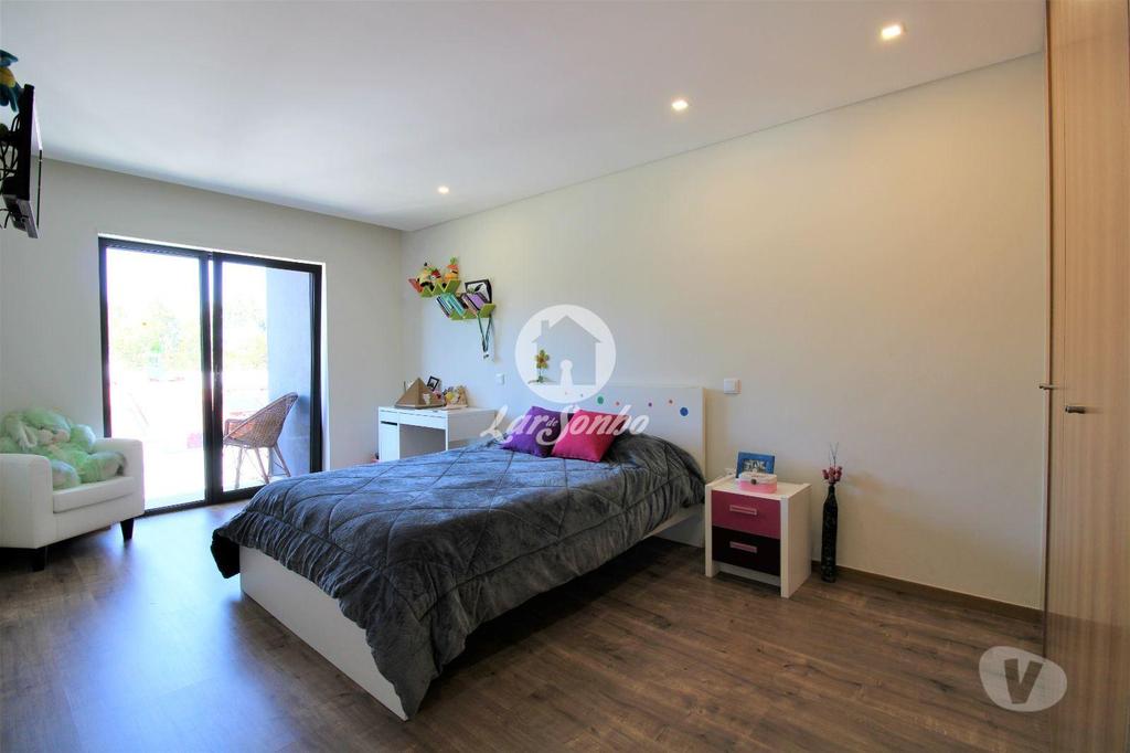 Apartamentos a venda Vila Nova de Famalicão - Fotos para Moradia M4 como nova com G.F. p 4 carros em Gondifelos