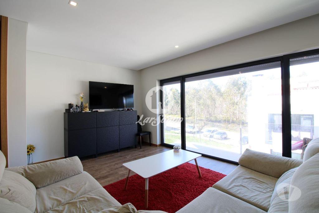 Apartamentos a venda Vila Nova de Famalicão - Fotos para Moradia M4 como nova com G.F. p 4 carros em Gondifelos