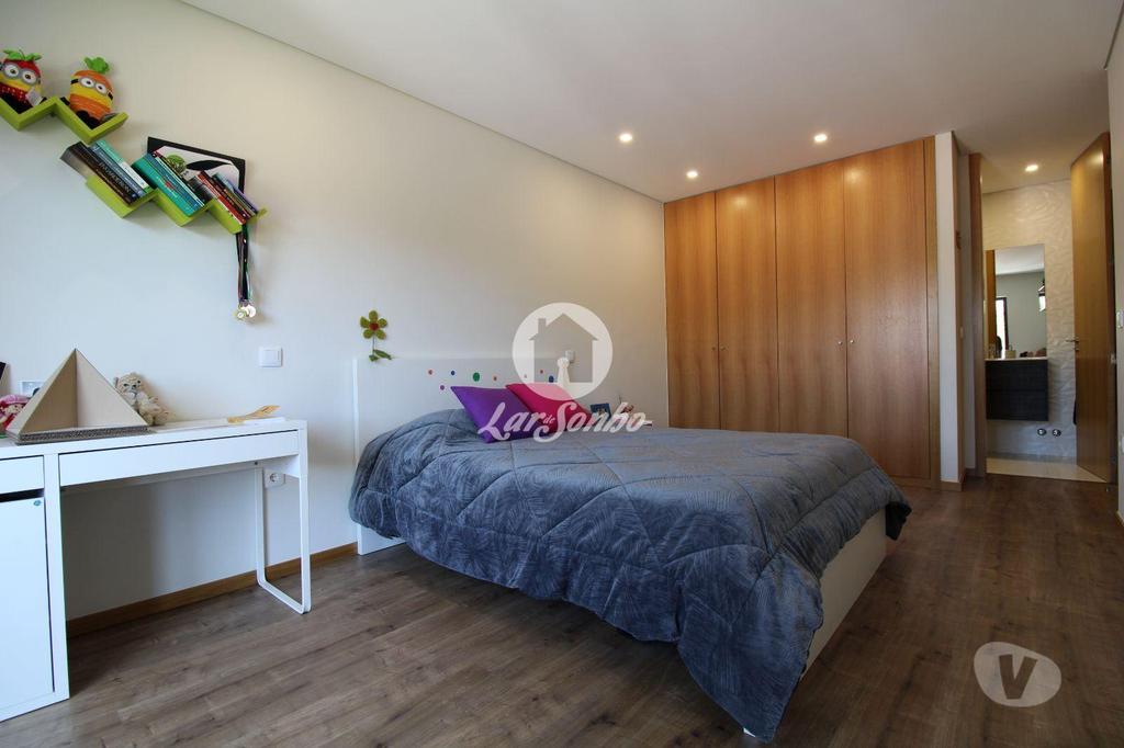 Apartamentos a venda Vila Nova de Famalicão - Fotos para Moradia M4 como nova com G.F. p 4 carros em Gondifelos