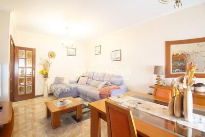 Casas a venda - Fotos para Excelente T2 em Oliveira do Douro com Garagem Fechada para 1