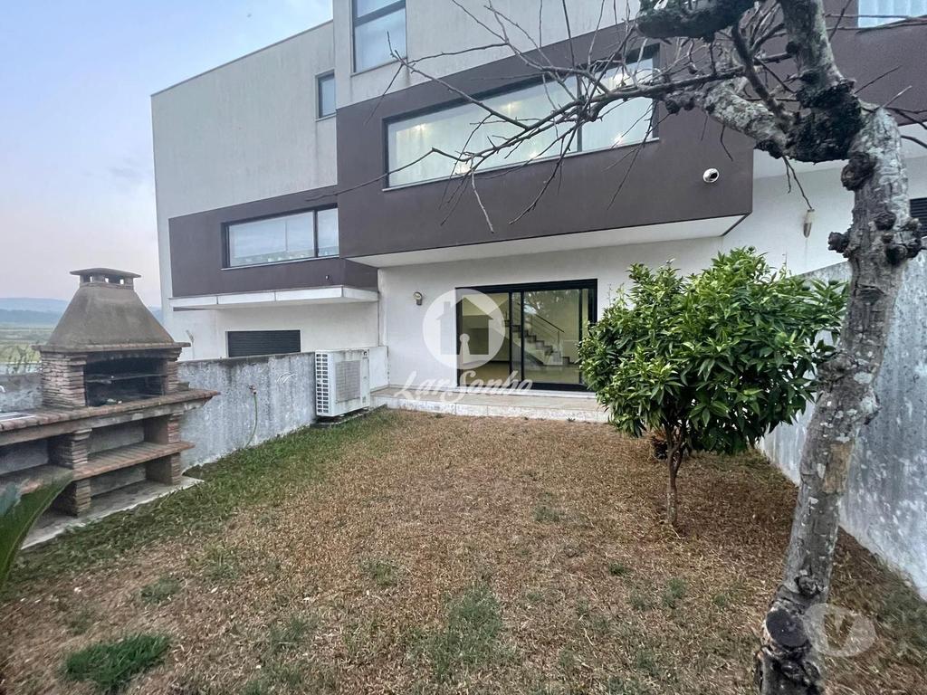 Imóveis para alugar Vila Nova de Famalicão - Fotos para Moradia T3 em banda para arrendar em Gondifelos