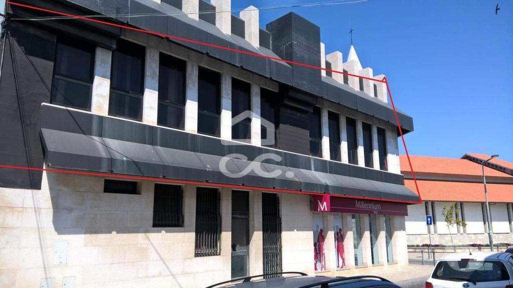Aluguer Loja Marinha Grande - Fotos para Espaço para serviços com 235m2 de área localizado no centro...
