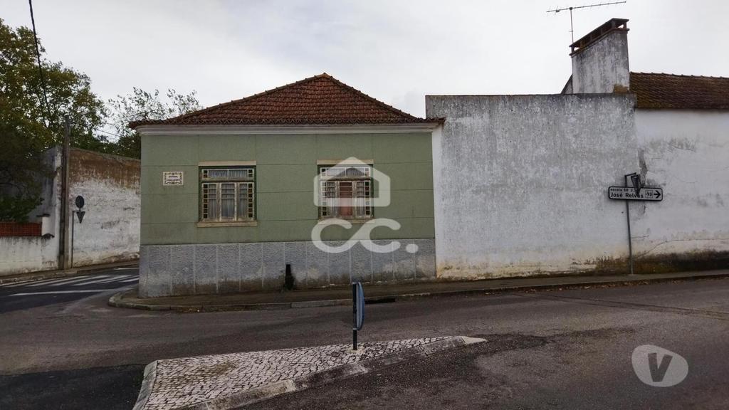 Apartamentos a venda Alpiarça - Fotos para Moradia para recuperar com duas frentes em zona Prime