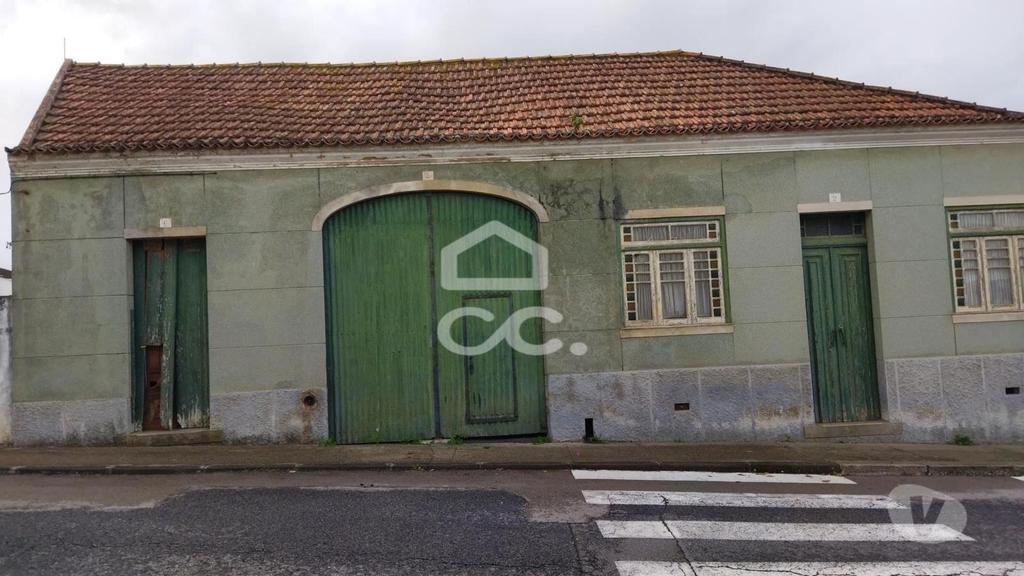 Apartamentos a venda Alpiarça - Fotos para Moradia para recuperar com duas frentes em zona Prime