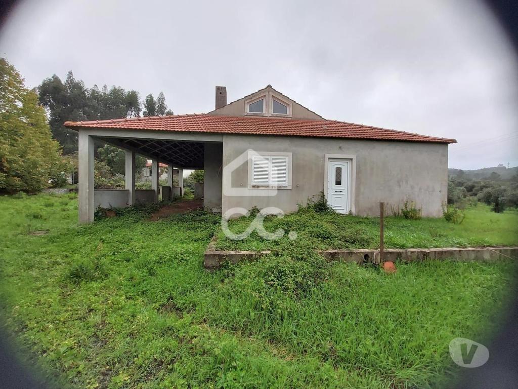 Apartamentos a venda Ferreira do Zêzere - Fotos para Moradia T4 térrea, implantada em lote com 2400 m2, localizada em