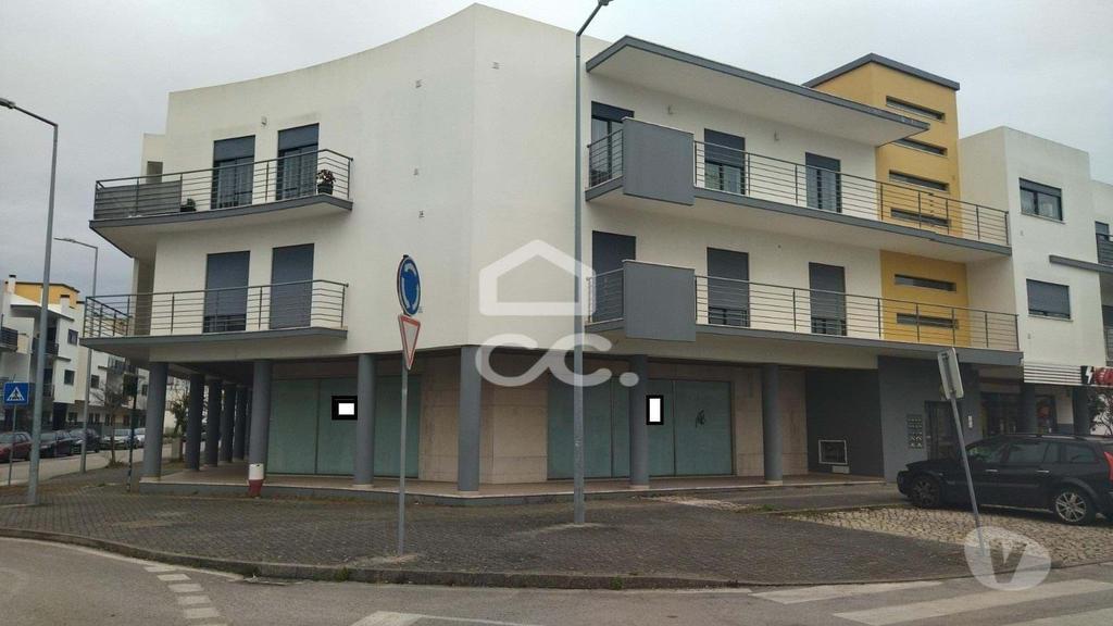 Comprar Loja Marinha Grande - Fotos para Loja com 200m2 de área bruta com acesso interno á cave.