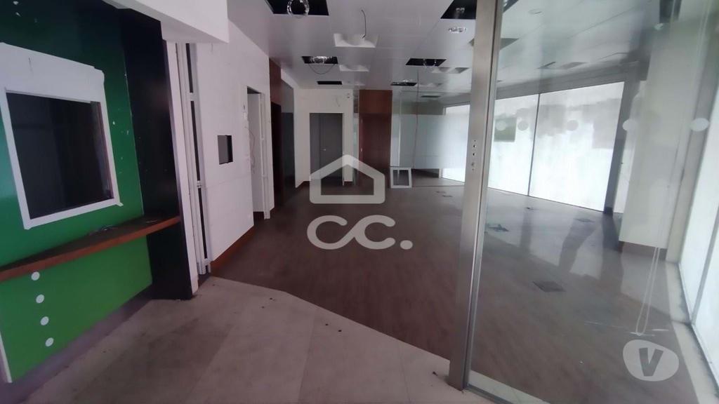 Comprar Loja Marinha Grande - Fotos para Loja com 200m2 de área bruta com acesso interno á cave.