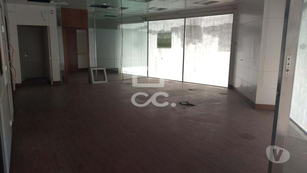 Comprar Loja Marinha Grande - Fotos para Loja com 200m2 de área bruta com acesso interno á cave.