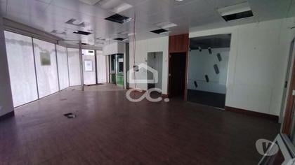Venda imóveis comerciais - Fotos para Loja com 200m2 de área bruta com acesso interno á cave.