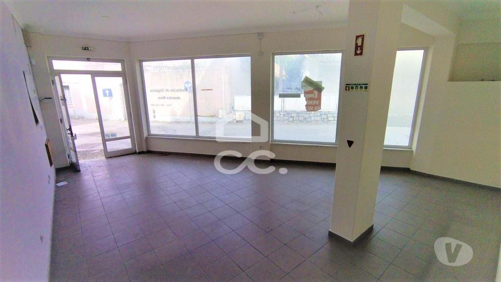 Comprar Loja Marinha Grande - Fotos para Loja com montras e de grande movimento.