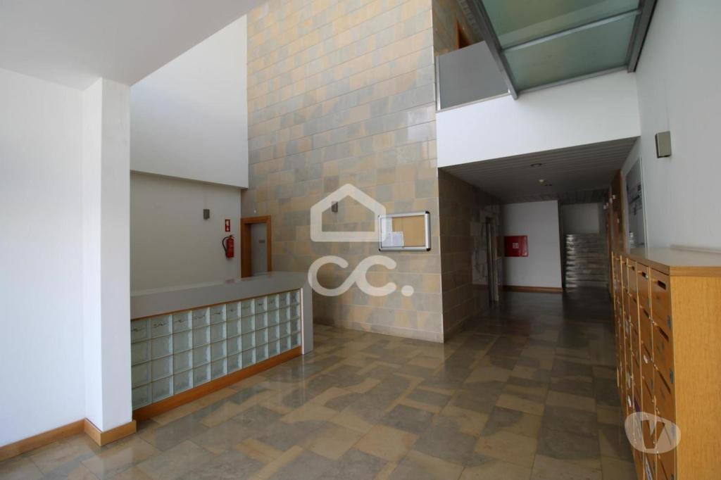 Aluguer Loja Marinha Grande - Fotos para Escritório Novo em zona Comercial. OPORTUNIDADE!