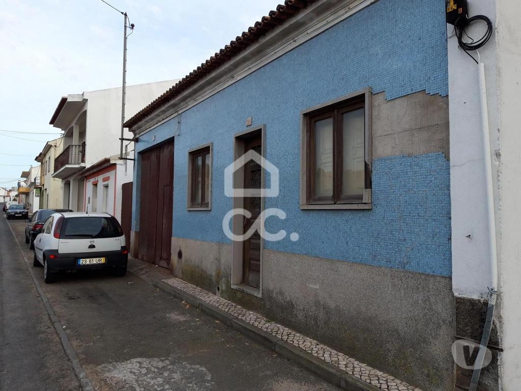 Apartamentos a venda Alpiarça - Fotos para Alpiarca-Moradia para recuperar com garagem e adega (235 M 01380)