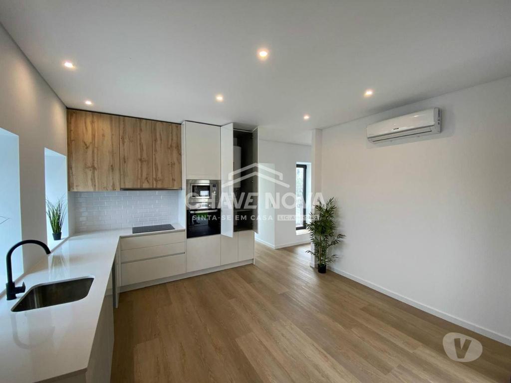 Apartamentos a venda Santa Maria da Feira - Fotos para Moradia Térrea T3, c 3 frentes, amplo jardim. Renovada. Nogueira