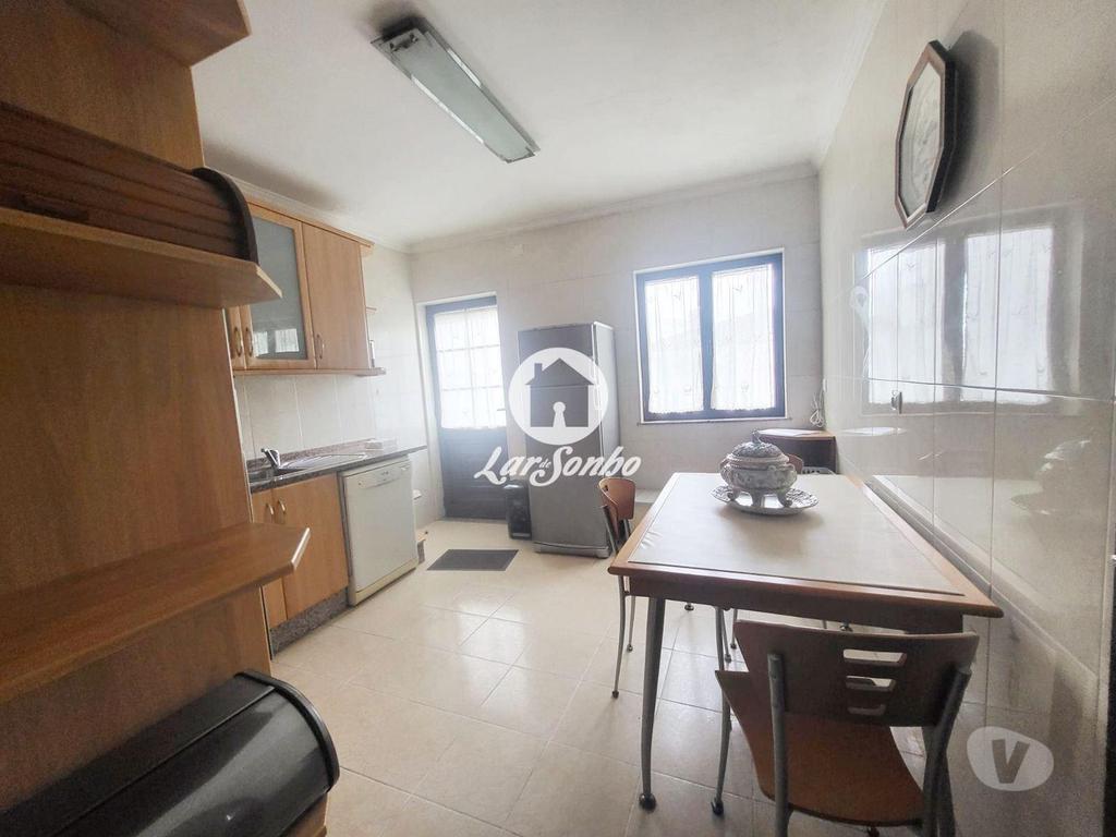 Comprar Loja Vila do Conde - Fotos para Prédio em Banda com Habitação T4+1 e Comercio no centro de...