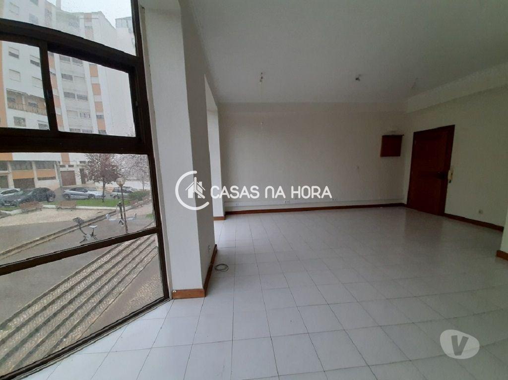 Aluguer Loja Oeiras - Fotos para ESCRITÓRIO EM OPEN SPACE EM EDIFÍCIO DE ESCRITÓRIOS...