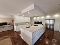 Moradia V4 de 4 frentes, com piscina e vistas desafogadas em