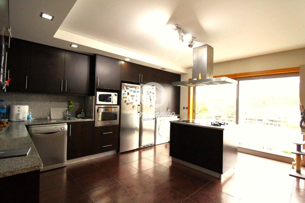 Apartamentos a venda Vila Nova de Famalicão - Fotos para Moradia T3 de gaveto como nova com G.F. p 4 carros em Lousado