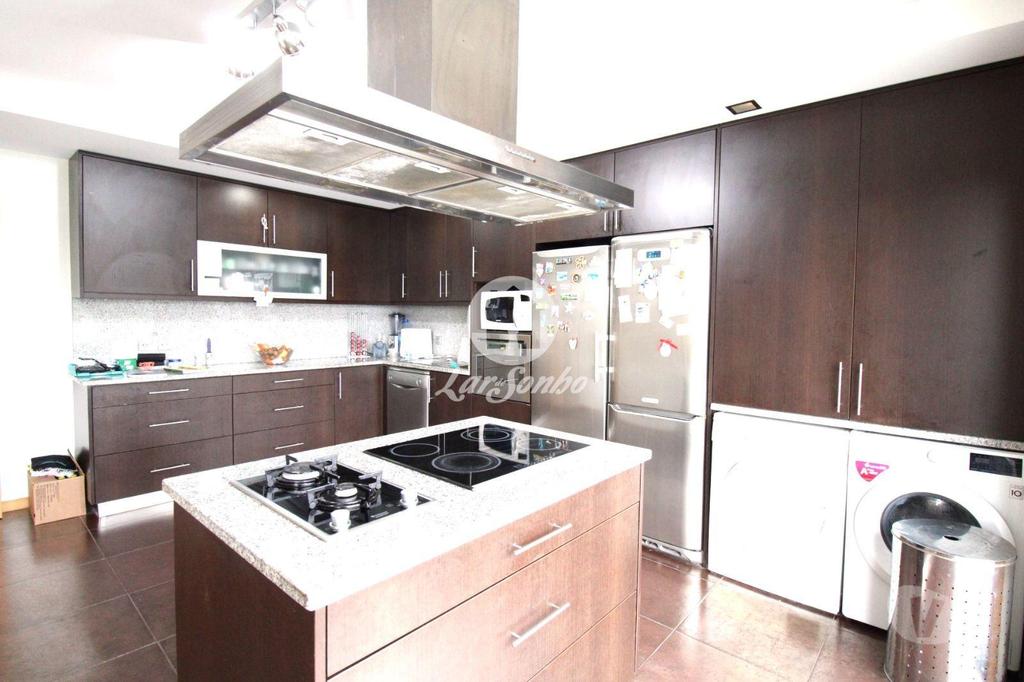 Apartamentos a venda Vila Nova de Famalicão - Fotos para Moradia T3 de gaveto como nova com G.F. p 4 carros em Lousado