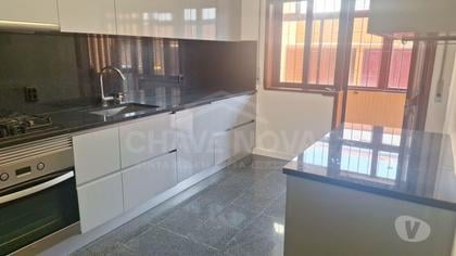 Casas e Apartamentos - Alugar - Fotos para Andar moradia T4, dois pisos (R C e 1º andar), à Avenida Dr....