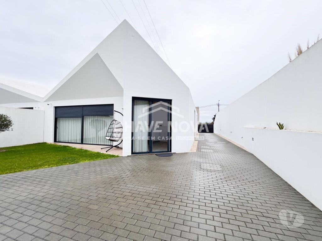 Apartamentos a venda Vila Nova de Gaia - Fotos para Moradia Térrea T3 com 3 Suítes, Arquitetura Moderna, Piso