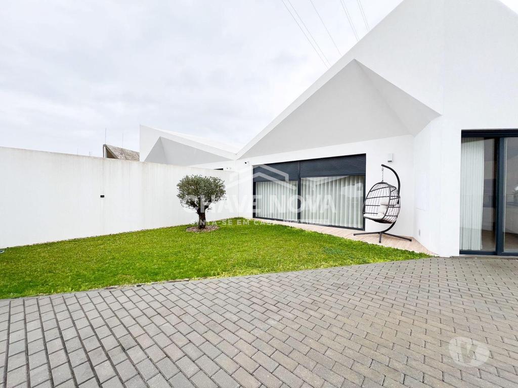 Apartamentos a venda Vila Nova de Gaia - Fotos para Moradia Térrea T3 com 3 Suítes, Arquitetura Moderna, Piso
