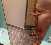 Homem faz oral a mulher e casais